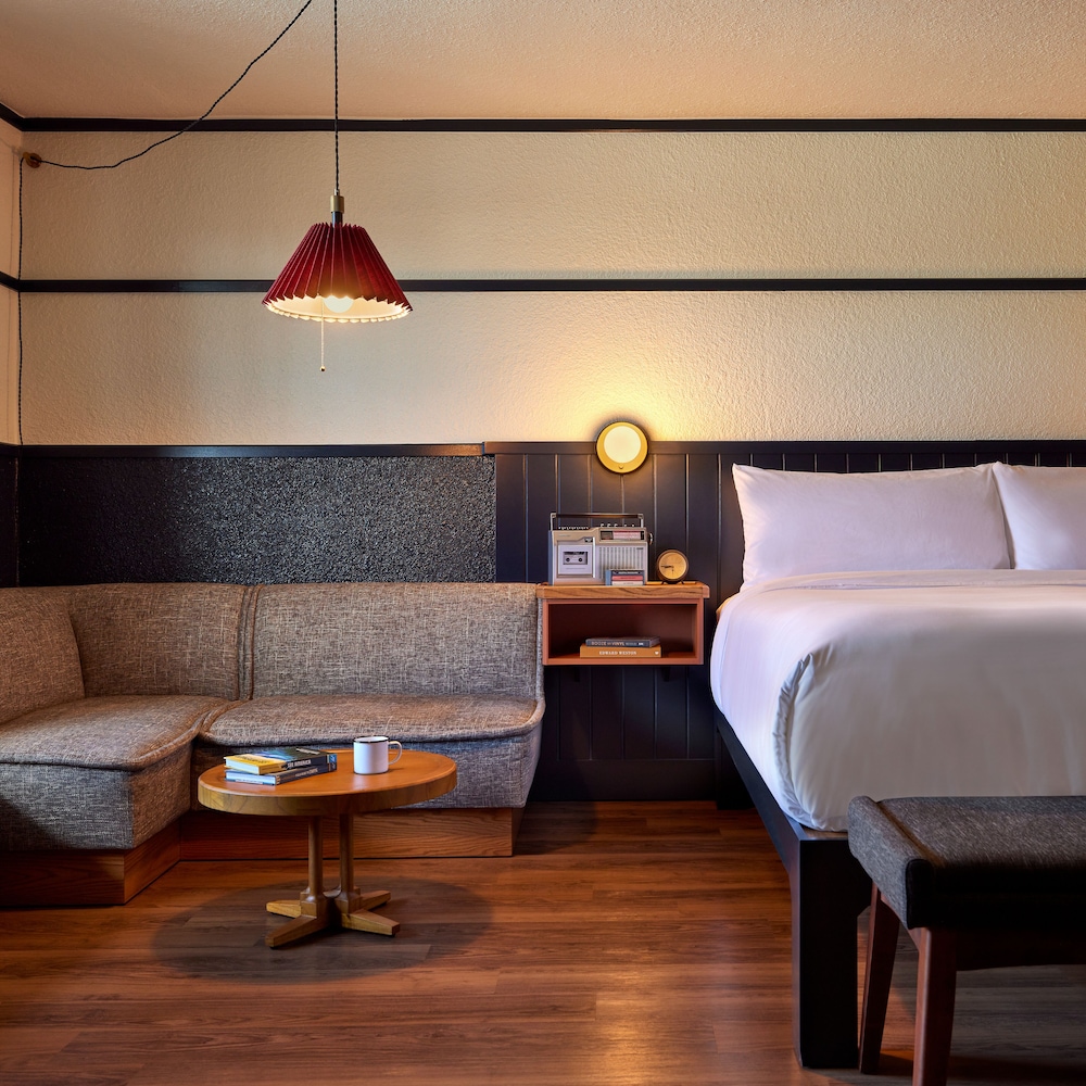 Junior Suite, 1 King Bed (Pool) photo 1