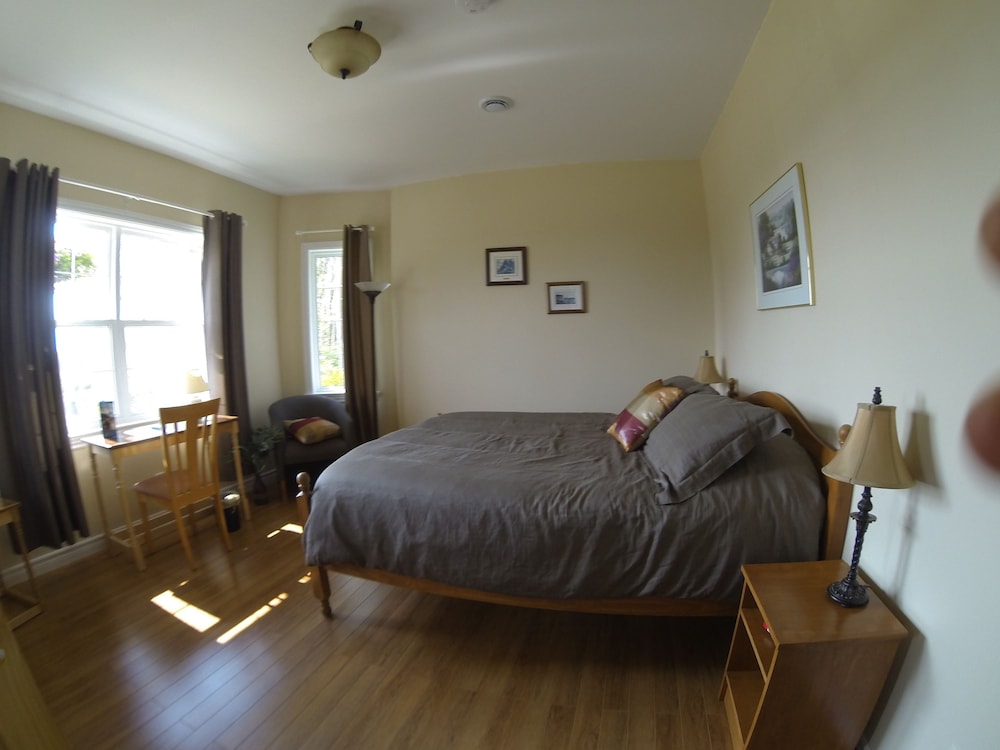 Standard Room, 1 Queen Bed, Ensuite, Partial Sea View photo 1