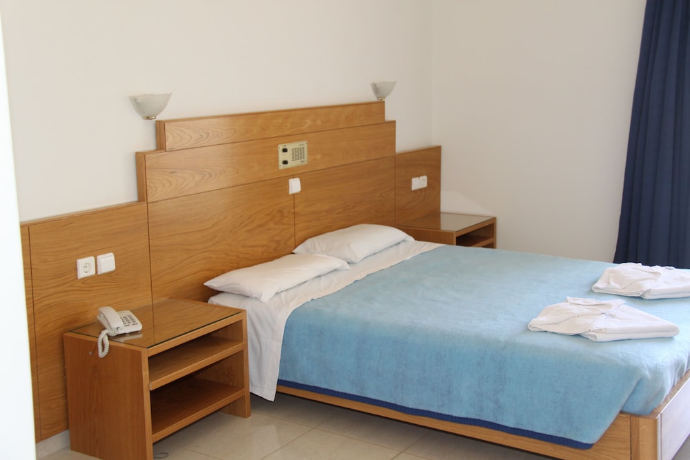 Standard Room thumbnail 5