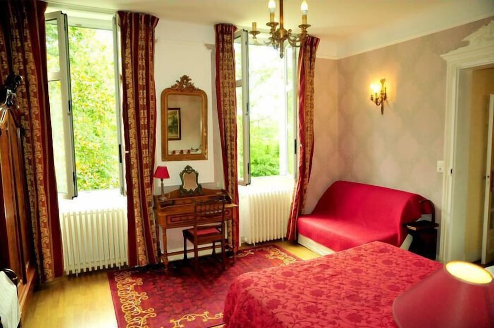 Economy Room, 1 Queen Bed (Chambre Les Coquelicots) photo 1