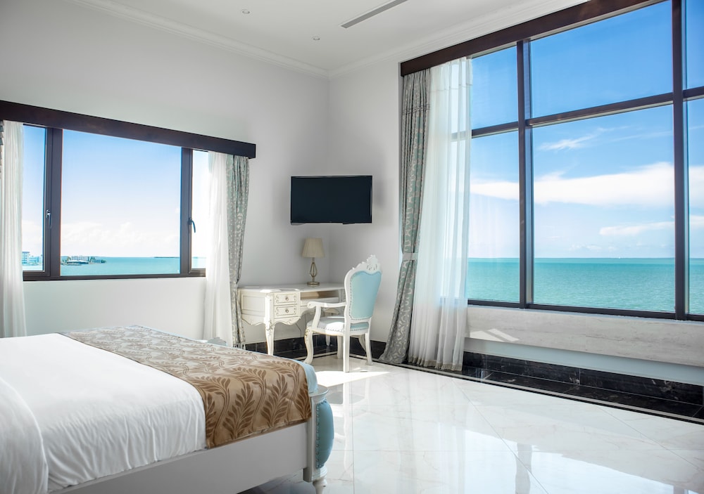 Superior Suite, 1 King Bed, Ocean View (Jacuzzi)