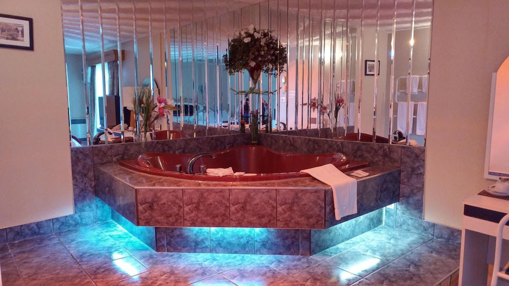 Deluxe Suite, Multiple Beds, Jetted Tub (Fireplace) photo 1