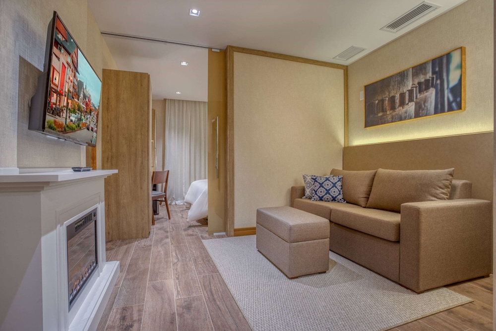 Superior Room, 1 Queen Bed with Sofa bed, Non Smoking photo 1