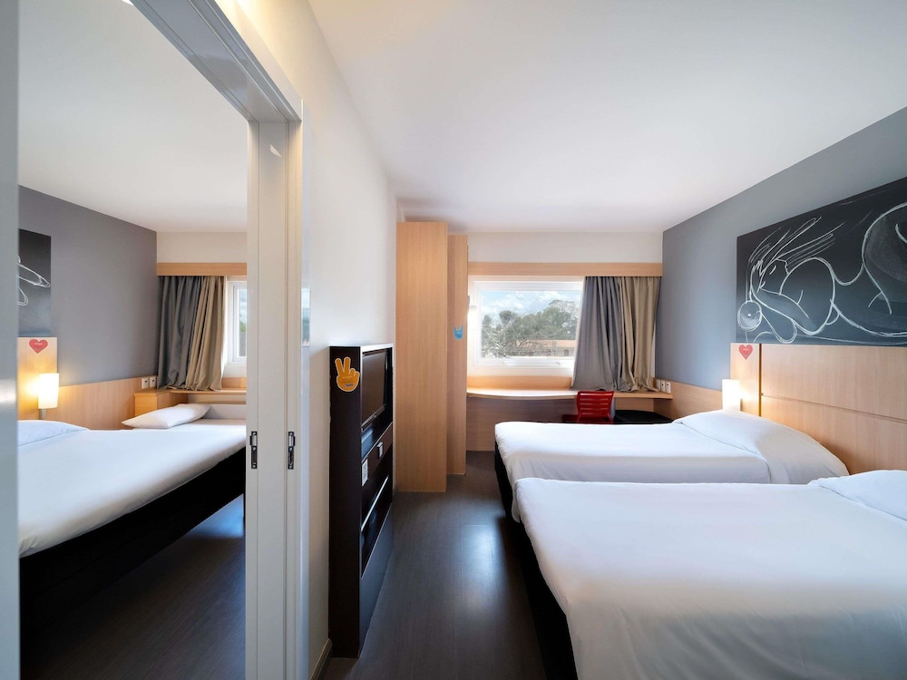 Room, 2 Double Beds, Connecting Rooms photo 2