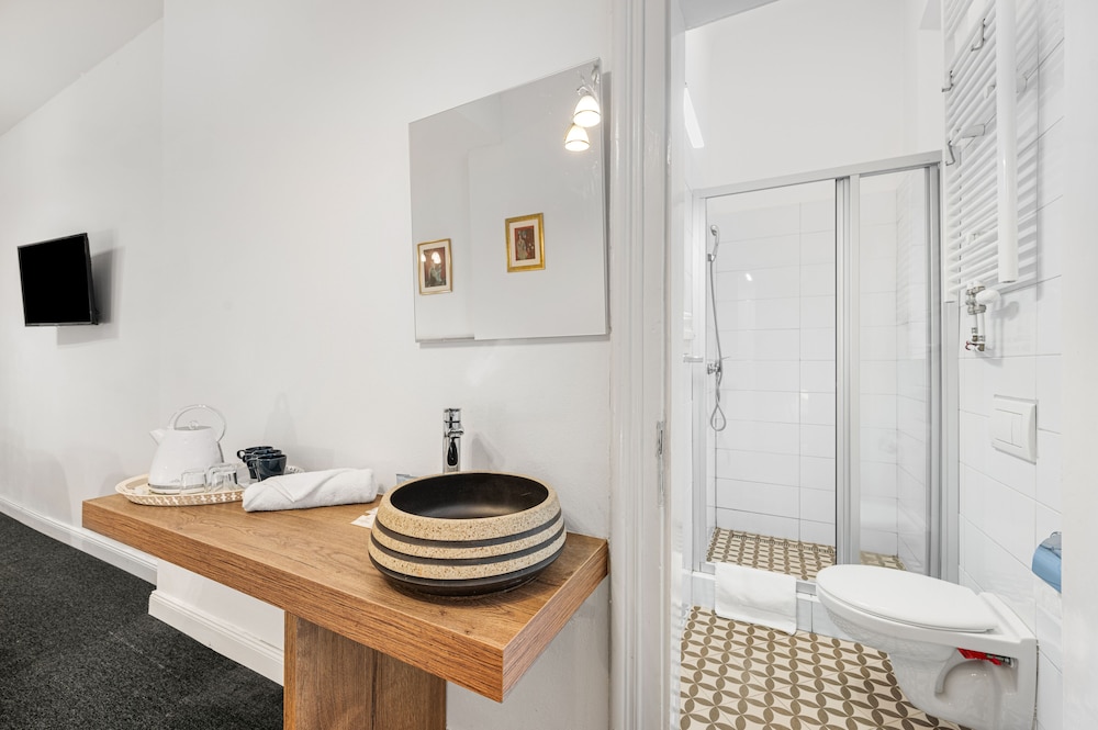 Economy Triple Room, 3 Twin Beds, Private Bathroom, Mezzanine photo 3