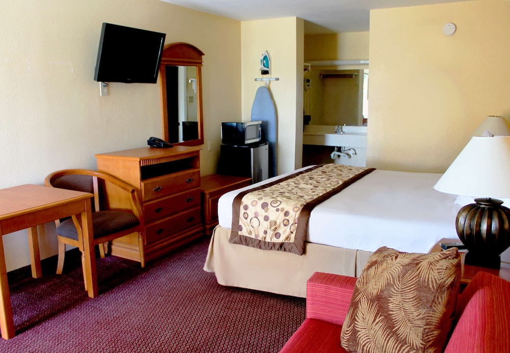 Room, 1 King Bed, Non Smoking - Photo 10