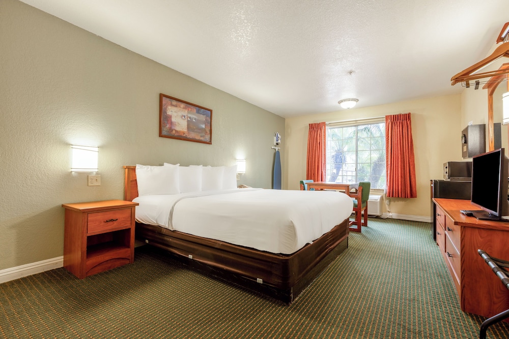 Room, 1 King Bed, Smoking - Photo 1