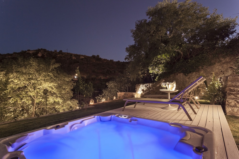 Luxury Suite, Hot Tub, Garden View photo 3