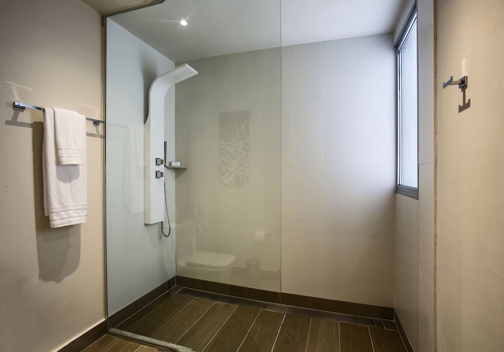 Suite, 1 King Bed, Non Smoking, Refrigerator - Photo 7