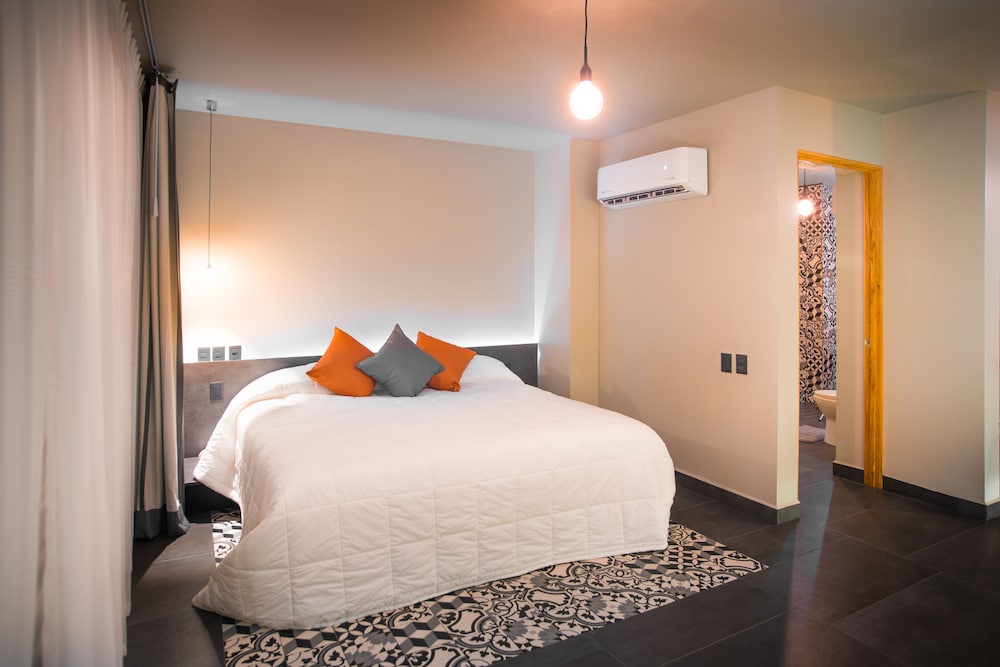 Luxury Room, 1 King Bed, Balcony, Partial Sea View photo 2