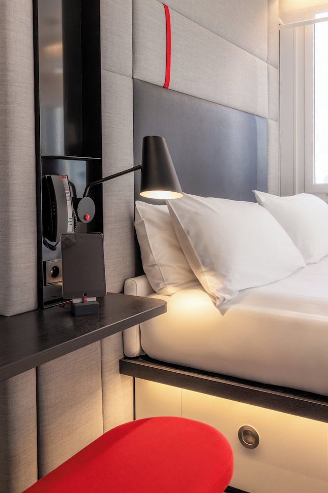 Premium Room, 1 King Bed (View) photo 3