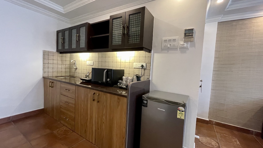 Comfort Studio, 1 King Bed with Sofa bed, Kitchenette, Annex Building photo 2