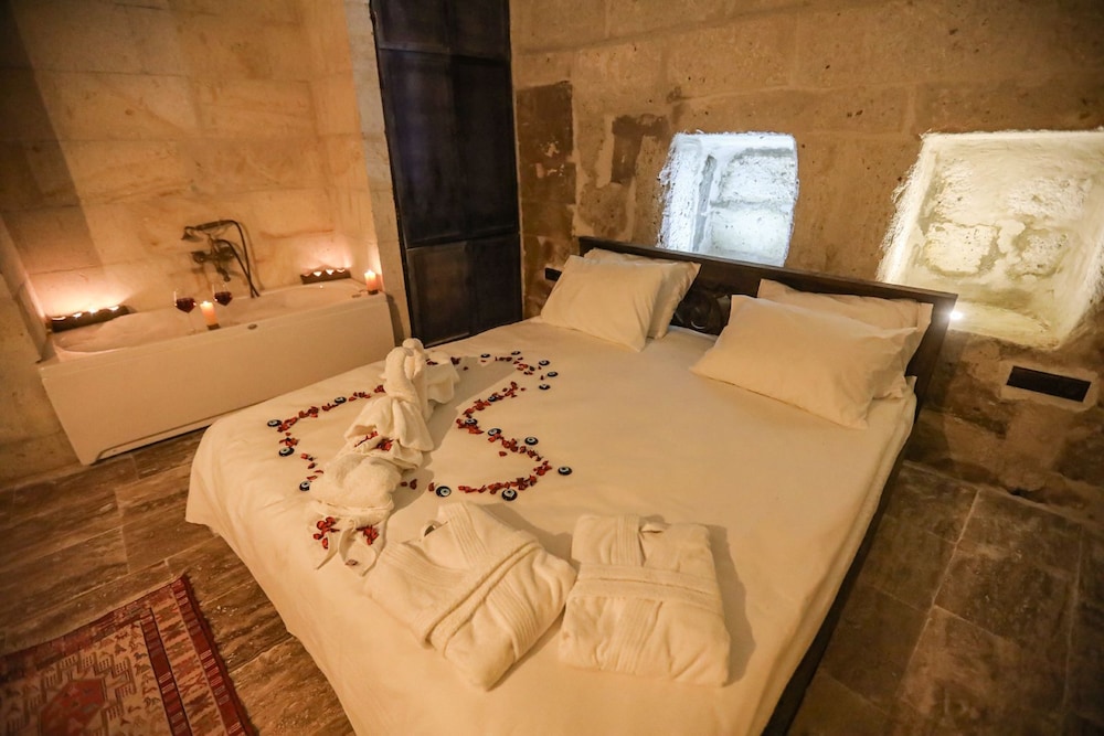 Duru Deluxe Jacuzzi Suite - Photo 7