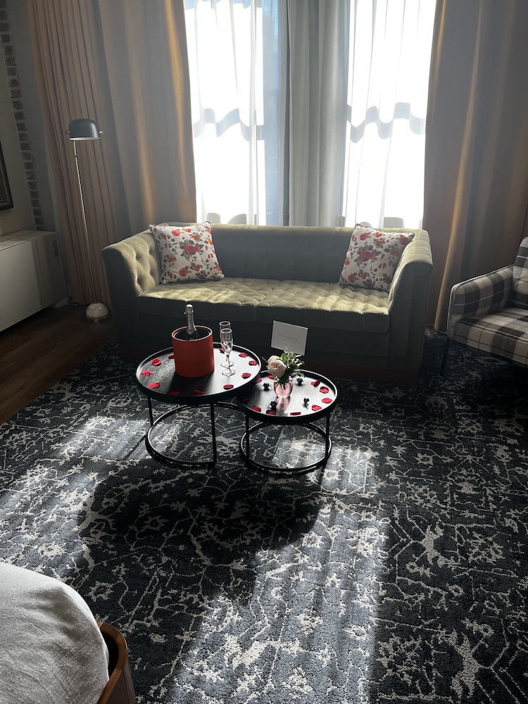 Suite, 1 King Bed - Photo 1