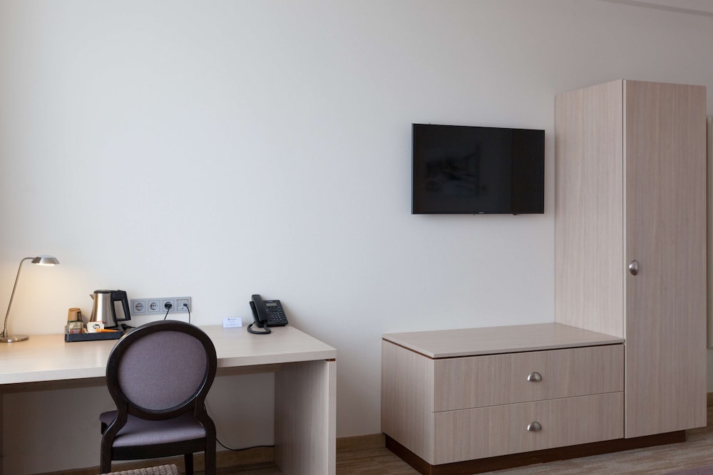 Deluxe Room, 1 King Bed, Non Smoking - Photo 3