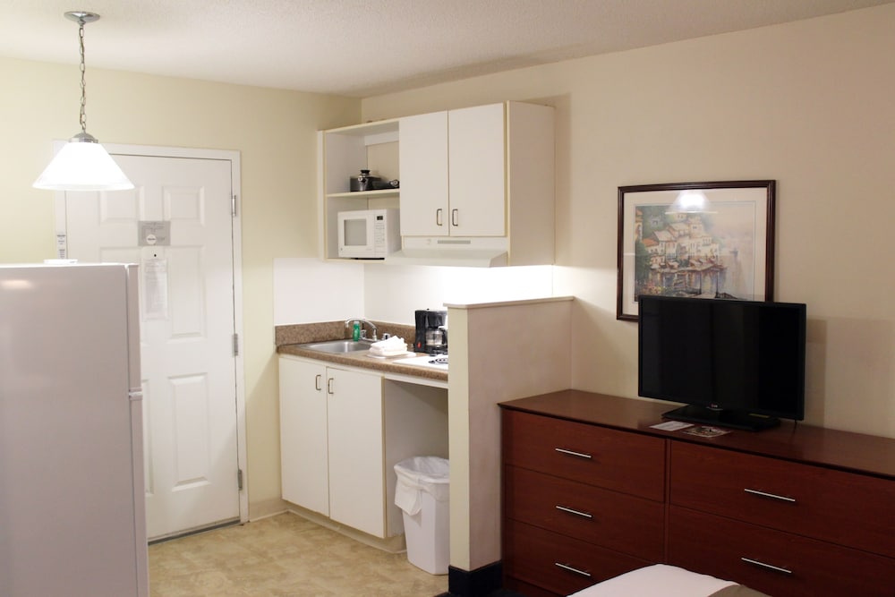 Standard Room, 1 King Bed, Non Smoking, Kitchenette