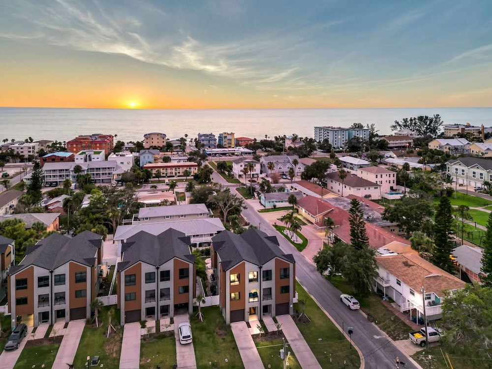NEW 4 Bed 3 Bath Heated Salt Pool Walk2beach, Foto 36