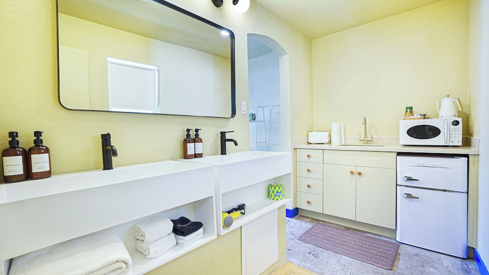 2 Queen with Kitchenette photo 2