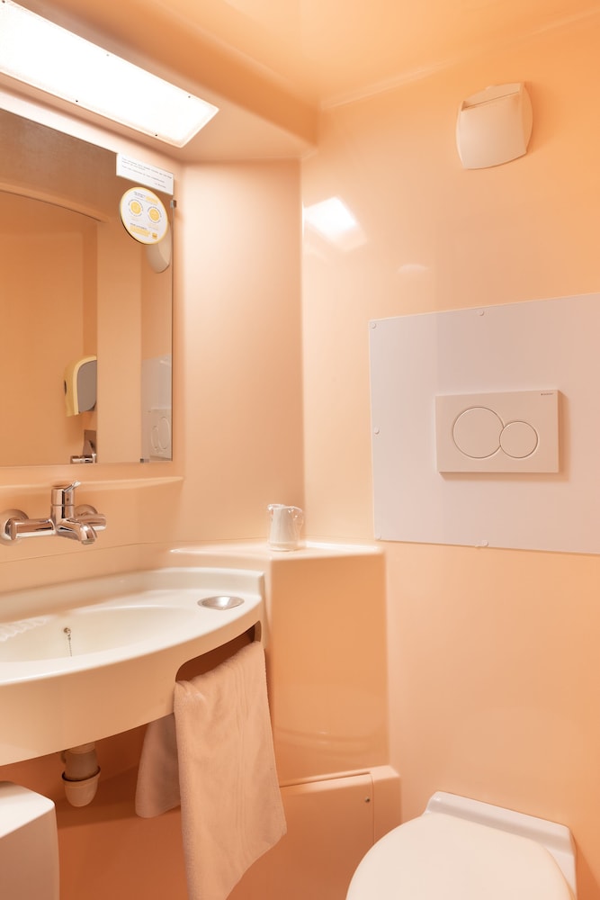 Standard Room, Multiple Beds (1 Double and 1 Single bed) photo 2