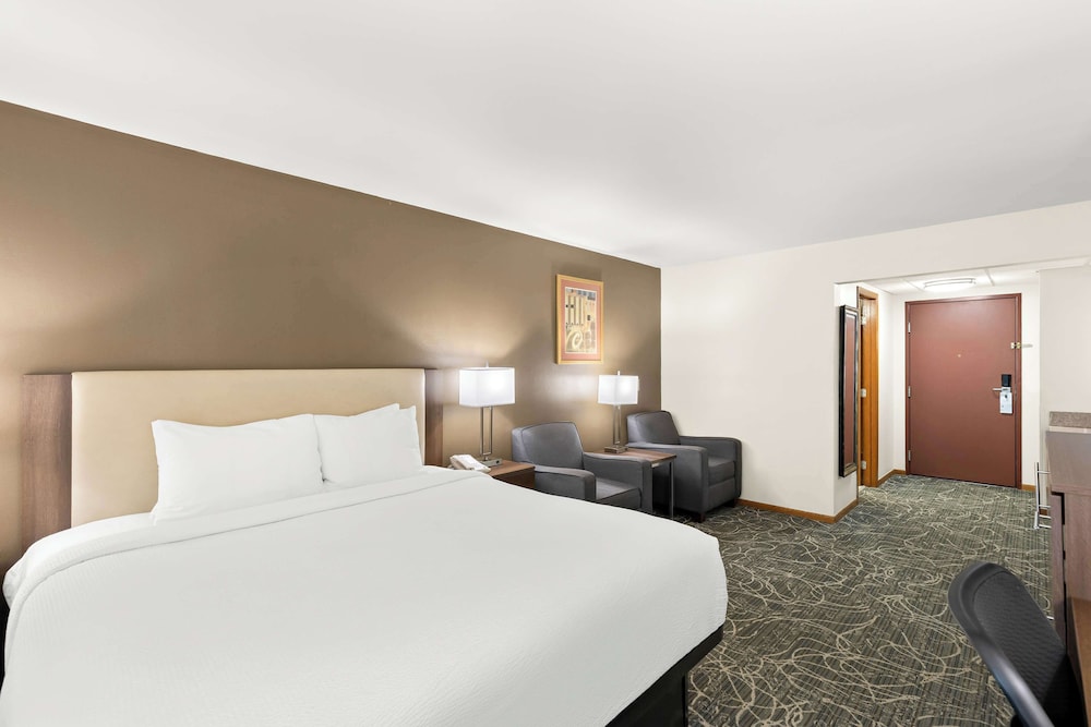 Standard Room, 1 King Bed, Accessible, Bathtub - Photo 1
