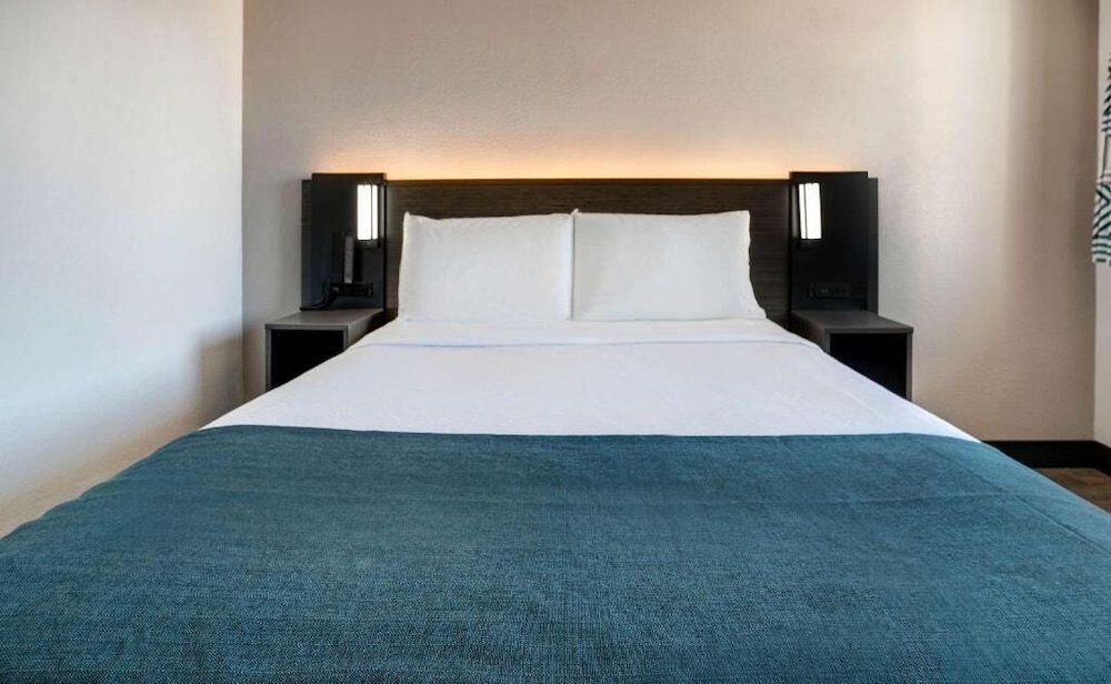 Standard Room, 1 King Bed, Non Smoking - Photo 3