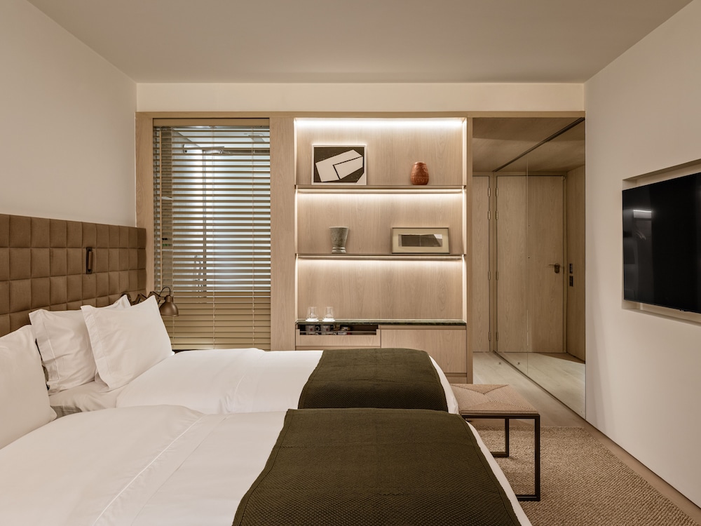 Deluxe King Room with One King Bed (Non Smoking) (Accessible)