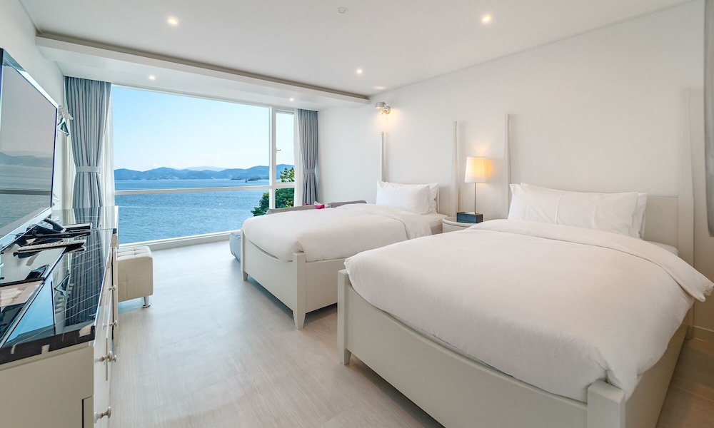 Standard Twin Room - Photo 1