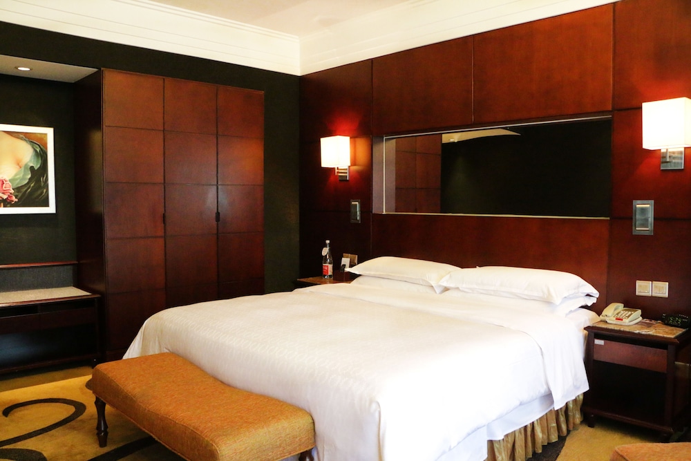 Deluxe Room, 1 King Bed - Photo 2
