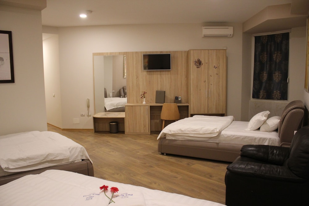 Family Room, 1 Bedroom photo 2