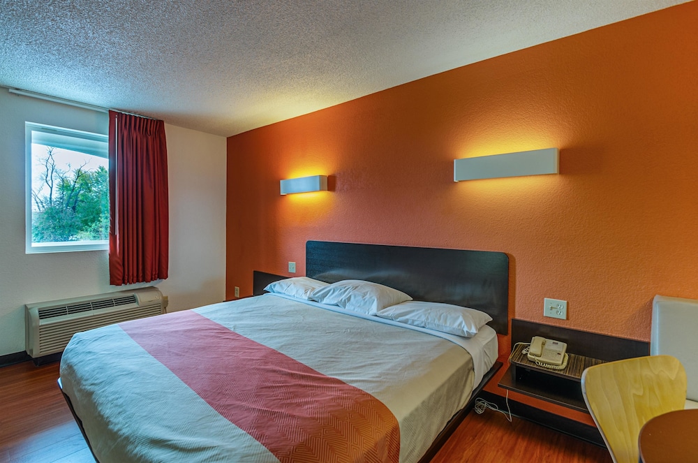 Standard Room, 1 King Bed, Non Smoking, Refrigerator & Microwave - Photo 3