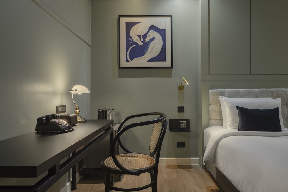 Standard Twin Room thumbnail 6