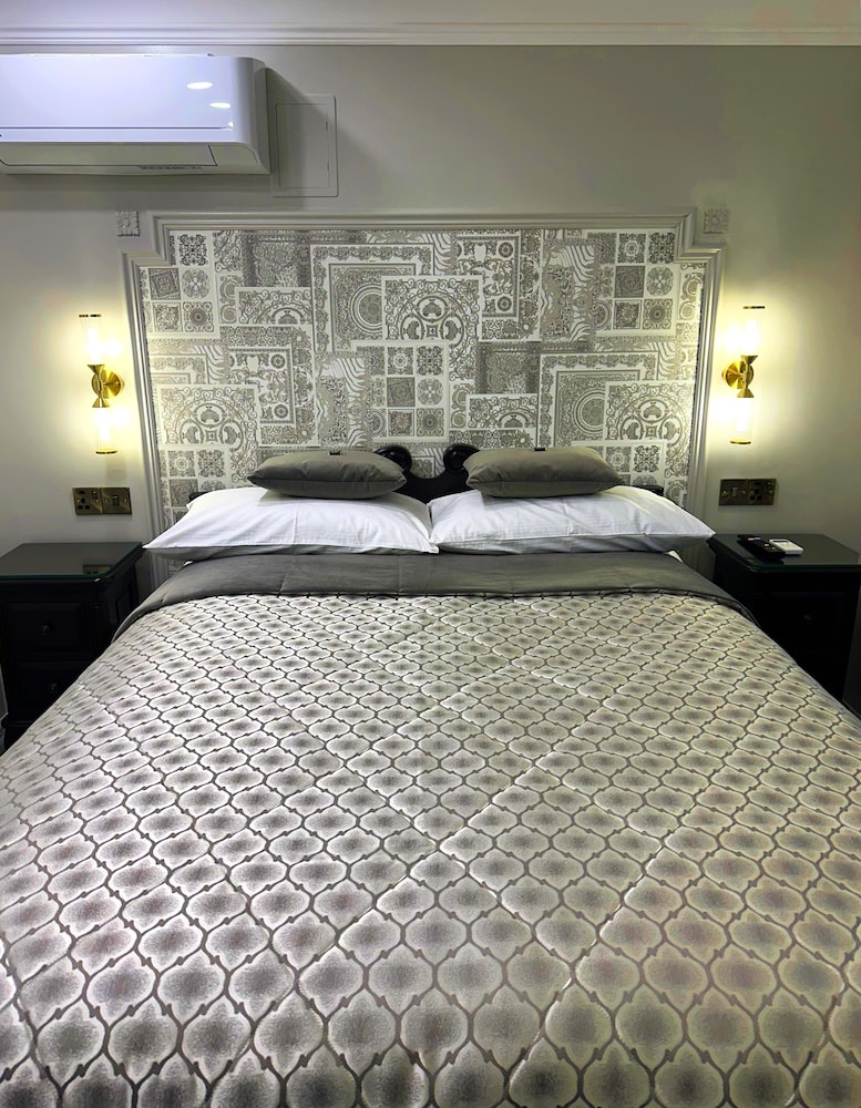 Classic Double Room, Ensuite photo 3