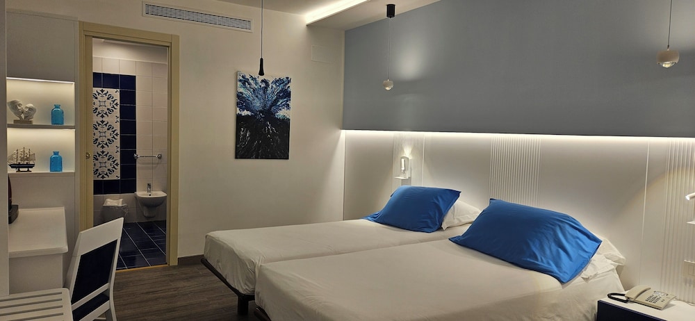 Family Room, 2 Bedrooms, Garden View - Photo 3