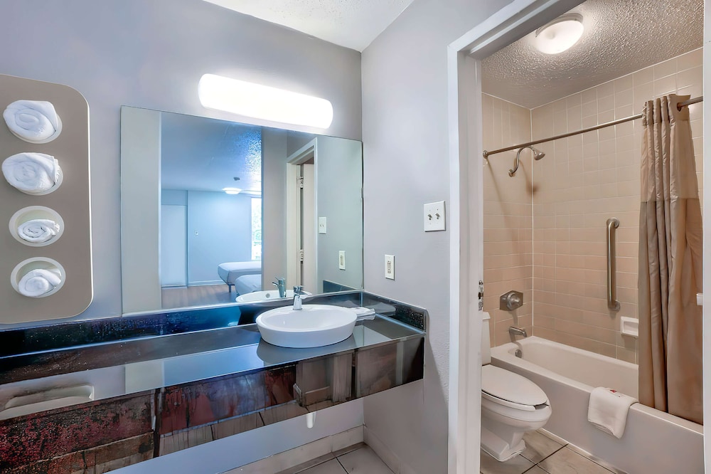 Standard Room, 1 Queen Bed, Smoking, Kitchenette photo 3