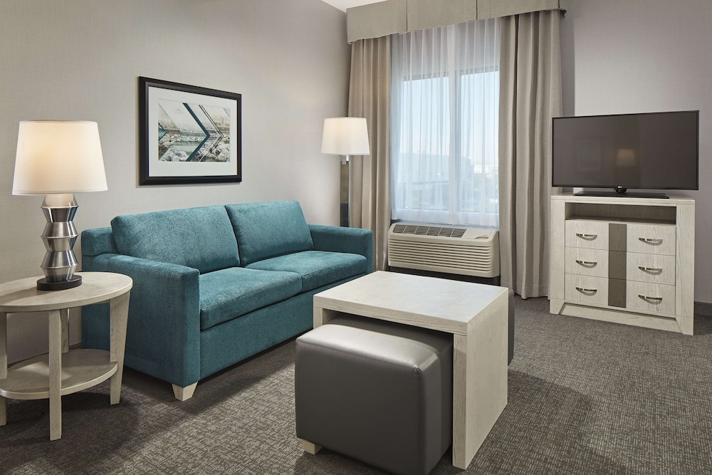 Studio, 1 King Bed, Accessible (Mobility & Hearing, Roll-In Shower) photo 3