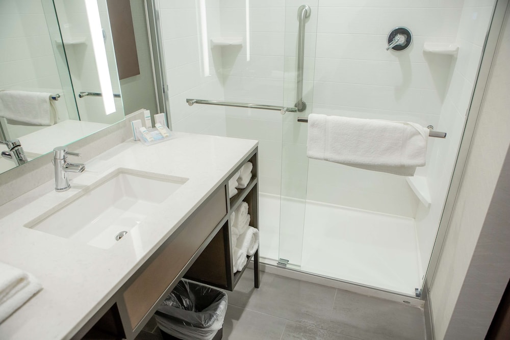 Room, 1 King Bed, Accessible (Hearing) - Photo 2