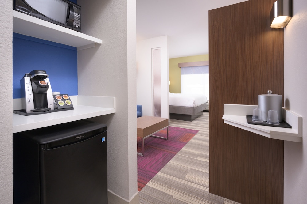 Suite, 1 King Bed - Photo 3