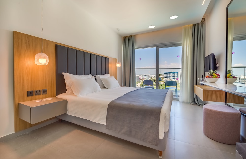 Standard Double or Twin Room, Partial Sea View - Photo 4