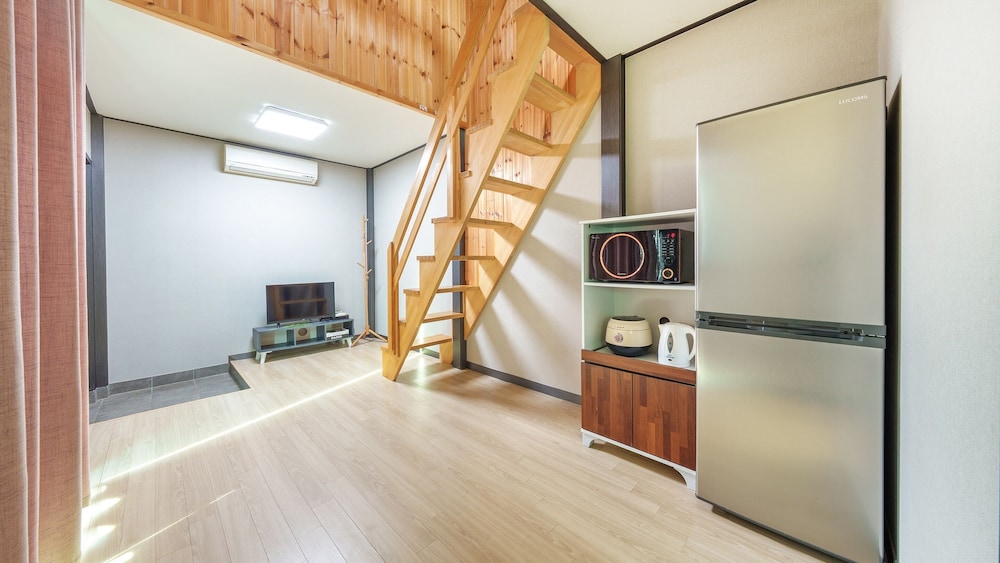 Basic Room, 1 Bedroom (Room 107 (Duplex / Private BBQ))