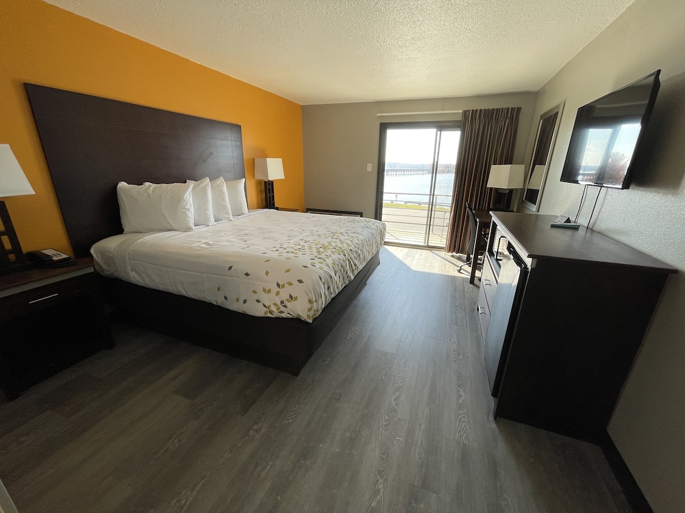 Standard Room, 1 King Bed, Smoking photo 1
