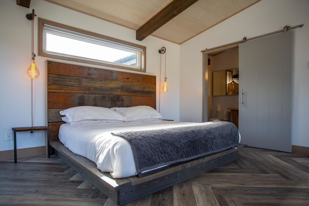 Luxury Room, 1 King Bed, Mountain View (No Breakfast) photo 1