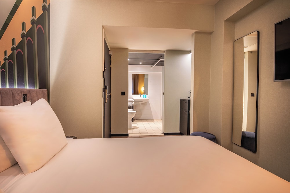 Medium Room - Accessible photo 3