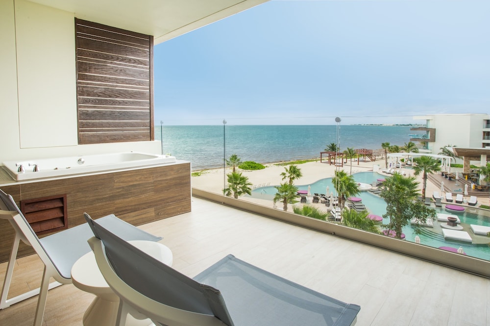 Preferred Club Junior Suite Ocean View King - Photo 4