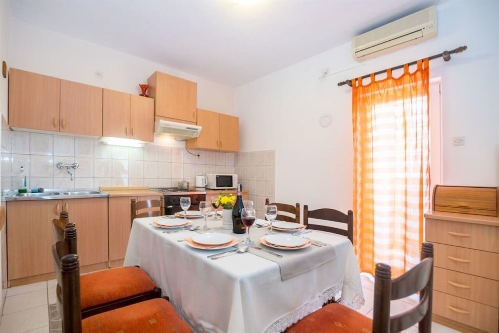Apartment (Naki - terrace & free parking - A2(6+)