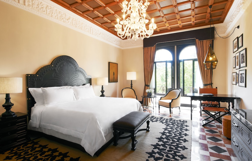 Grand Room, 1 King Bed thumbnail 6
