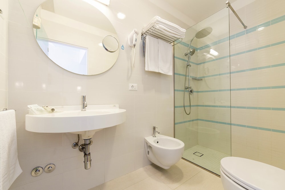 Economy Triple Room - Photo 3