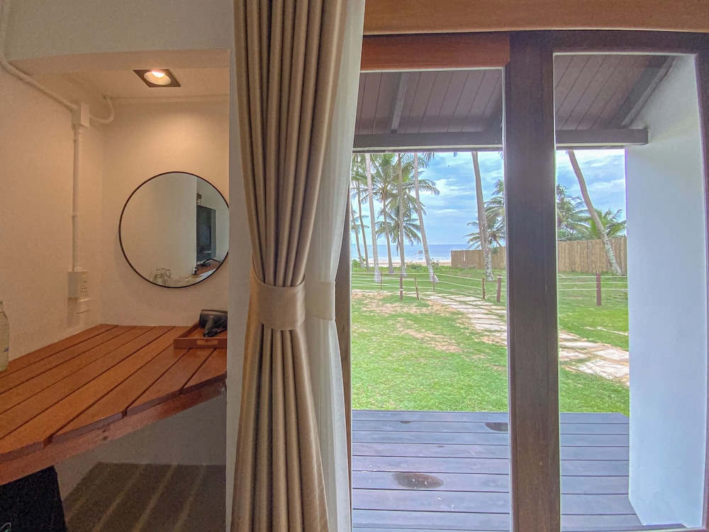 Beach Front Villa with Bathtub - Photo 4
