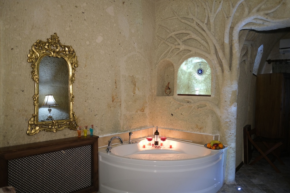 103 - TREE CAVE SUITE photo 3