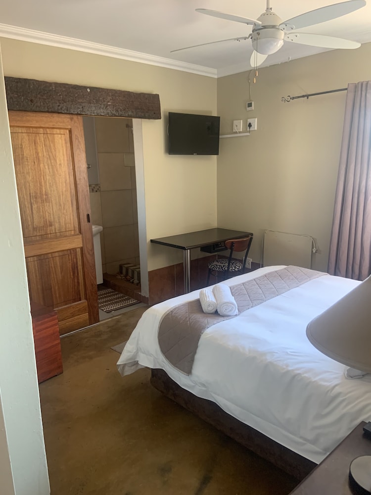 Basic Double Room, 1 Queen Bed photo 2