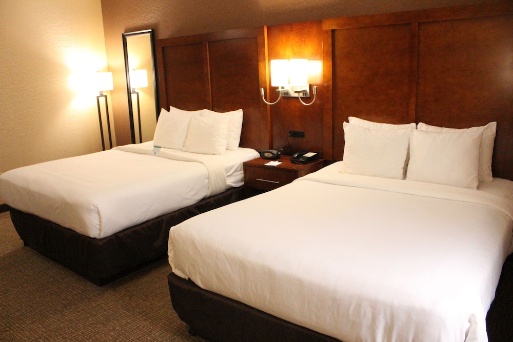 Suite, Non-Smoking, 2 Queen Beds with Sofa Bed - Photo 9